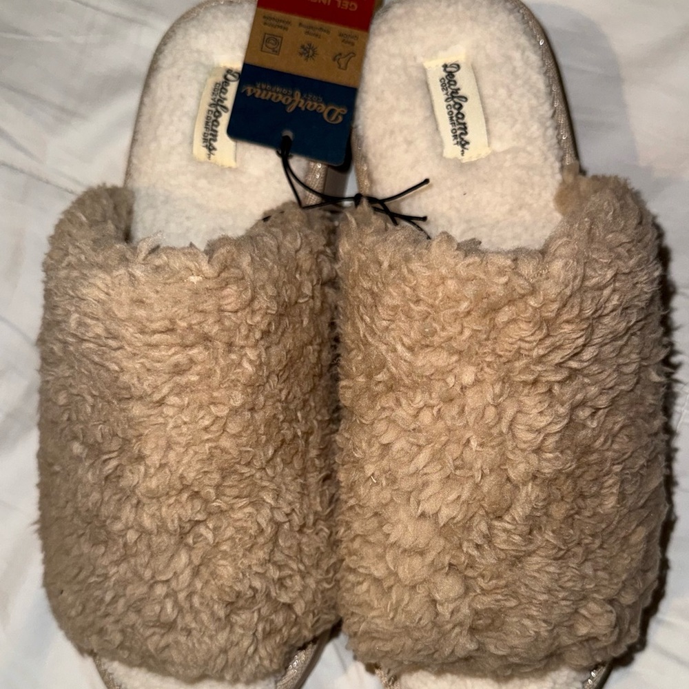 Dearfoams Cream and Tan Memory Foam Slippers